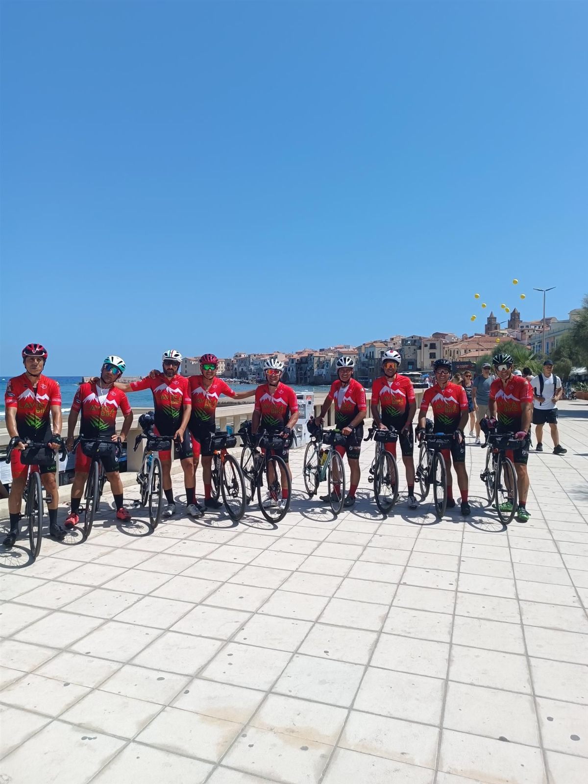 Foto di gruppo sul lungomare di Cefalù