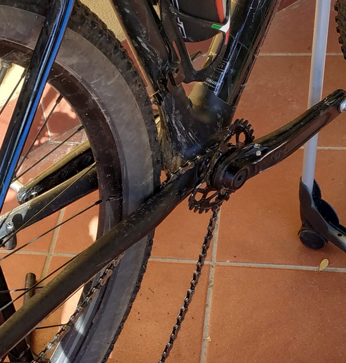 La corona piegata ancora montata sulla bici, vista da vicino