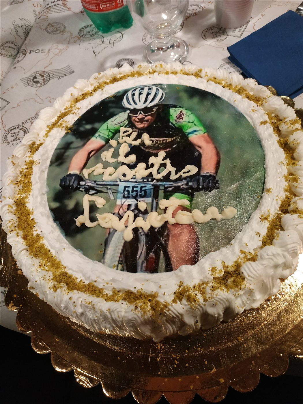 Torta con la foto di Andrea in MTB e la scritta Per il nostro Capitano
