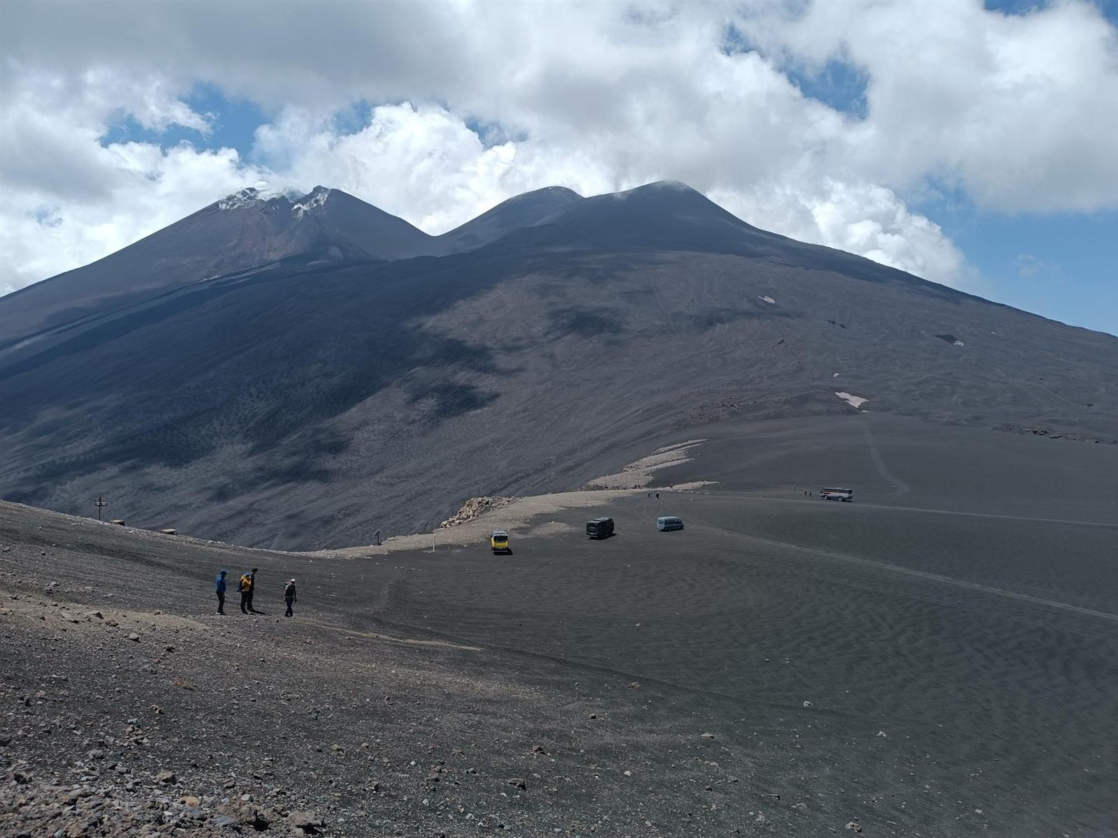 I crateri sommitali e i mezzi 4x4 in quota