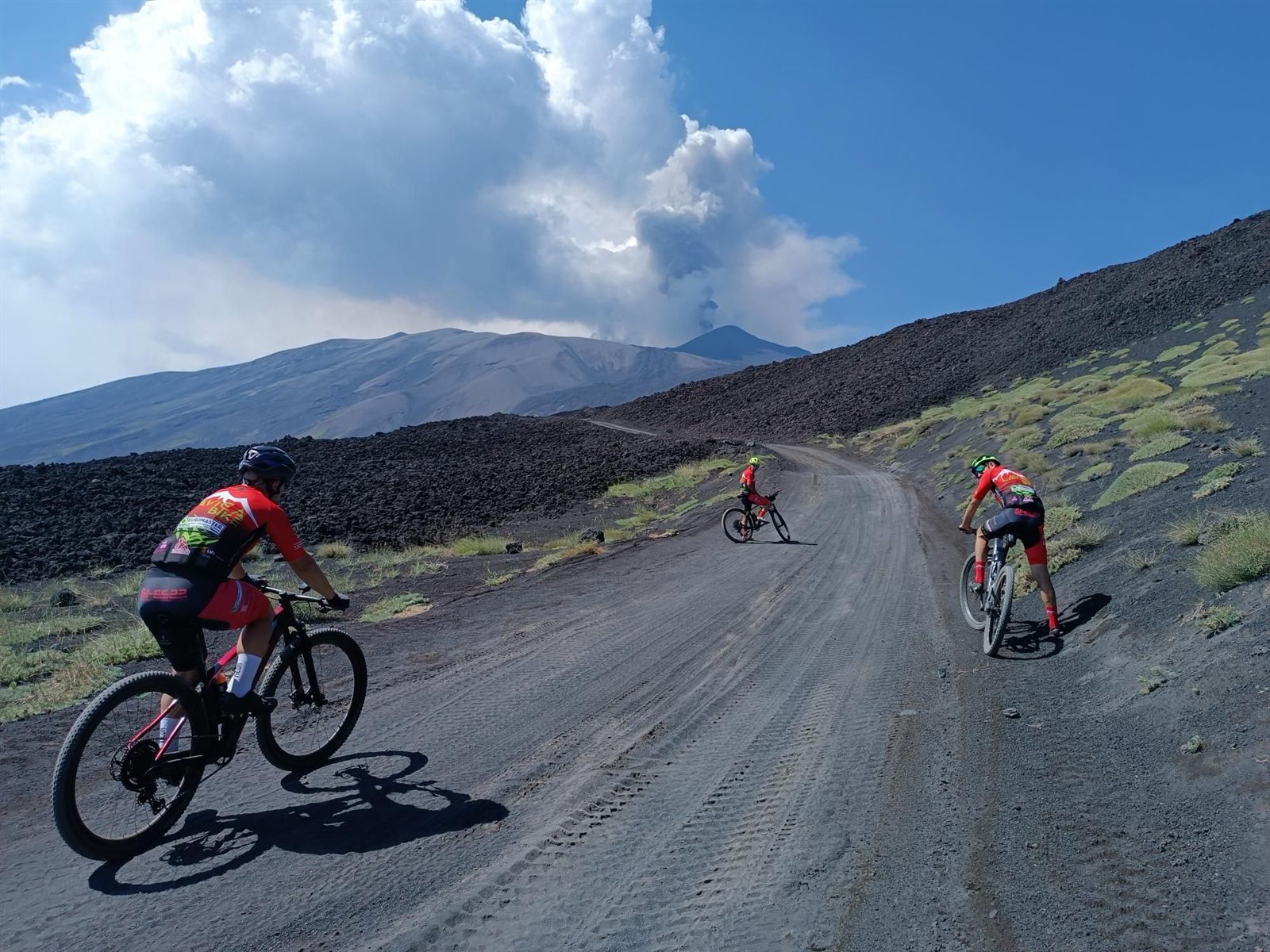 In salita, con il pennacchio dell'Etna sullo sfondo