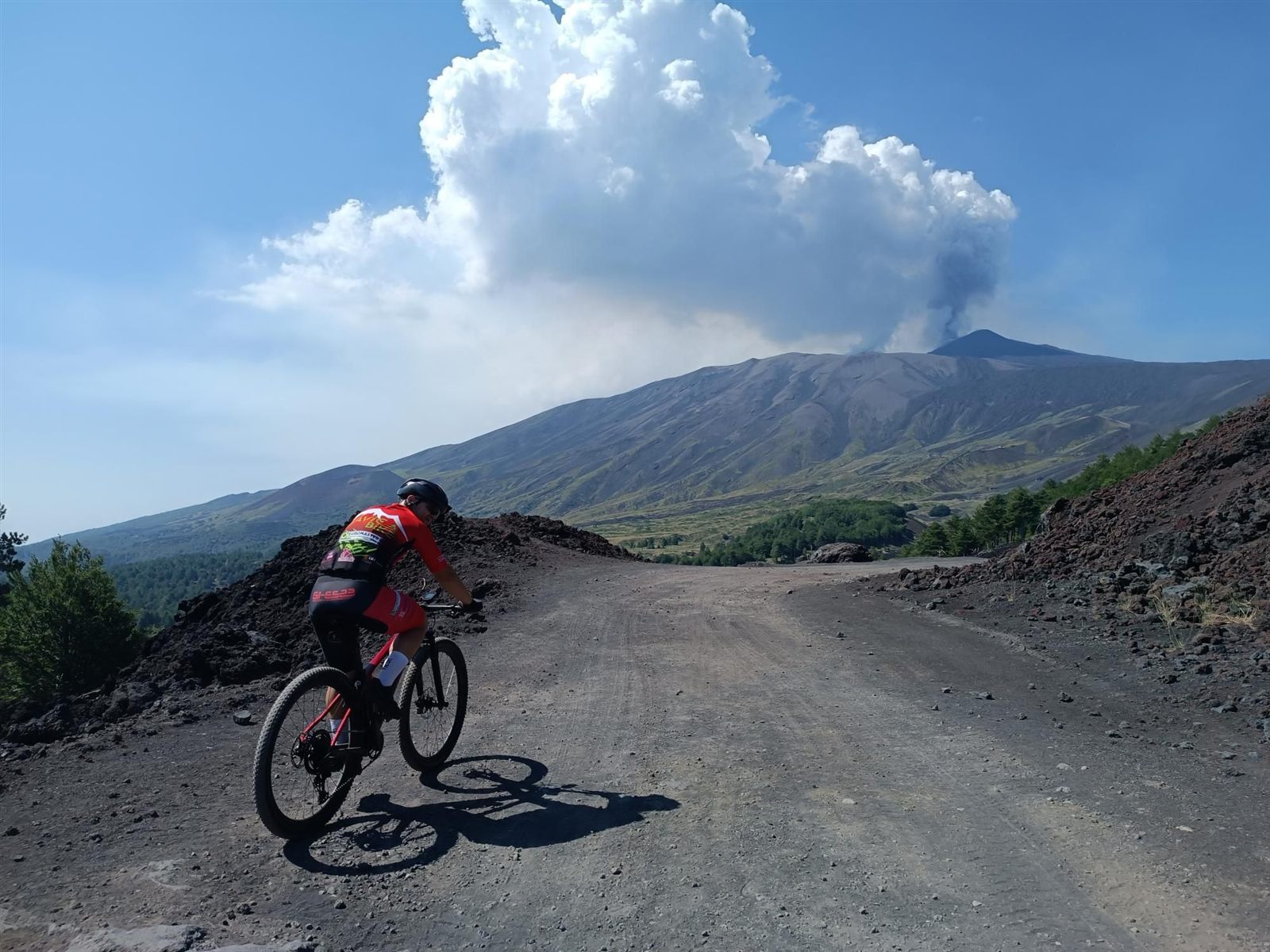 Pedalando verso il vulcano
