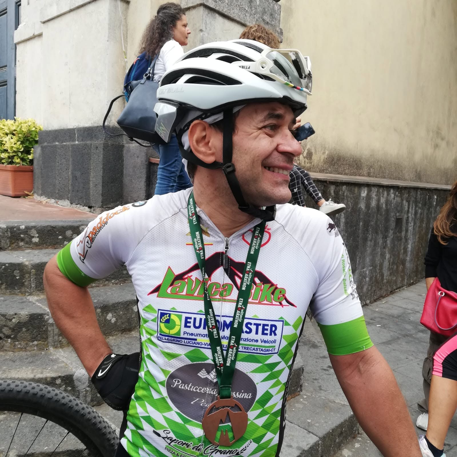Con la maglia della ASD Lavica Bike e la medaglia della Etna Marathon
