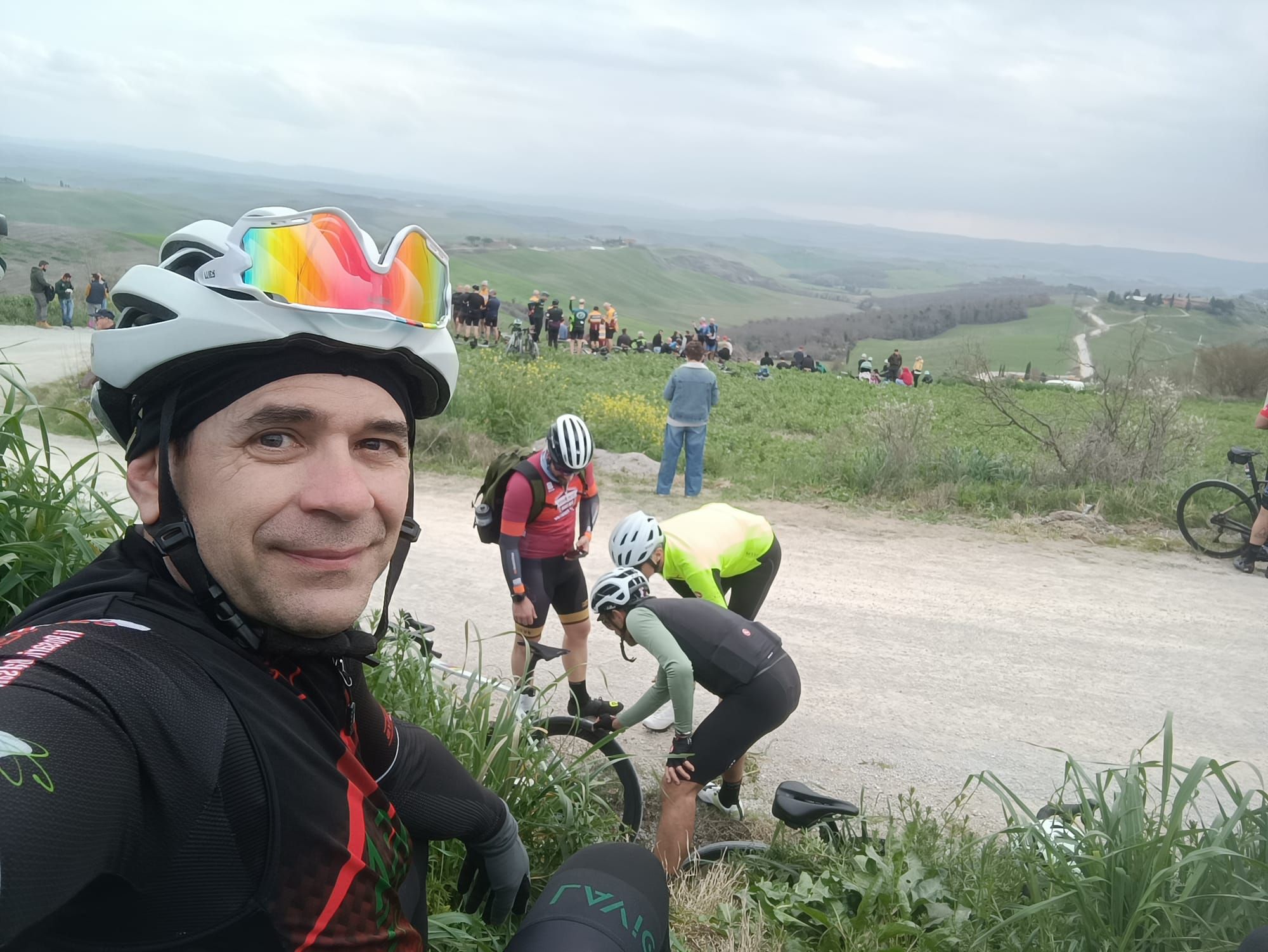 Sulle colline senesi ad aspettare il passaggio della corsa