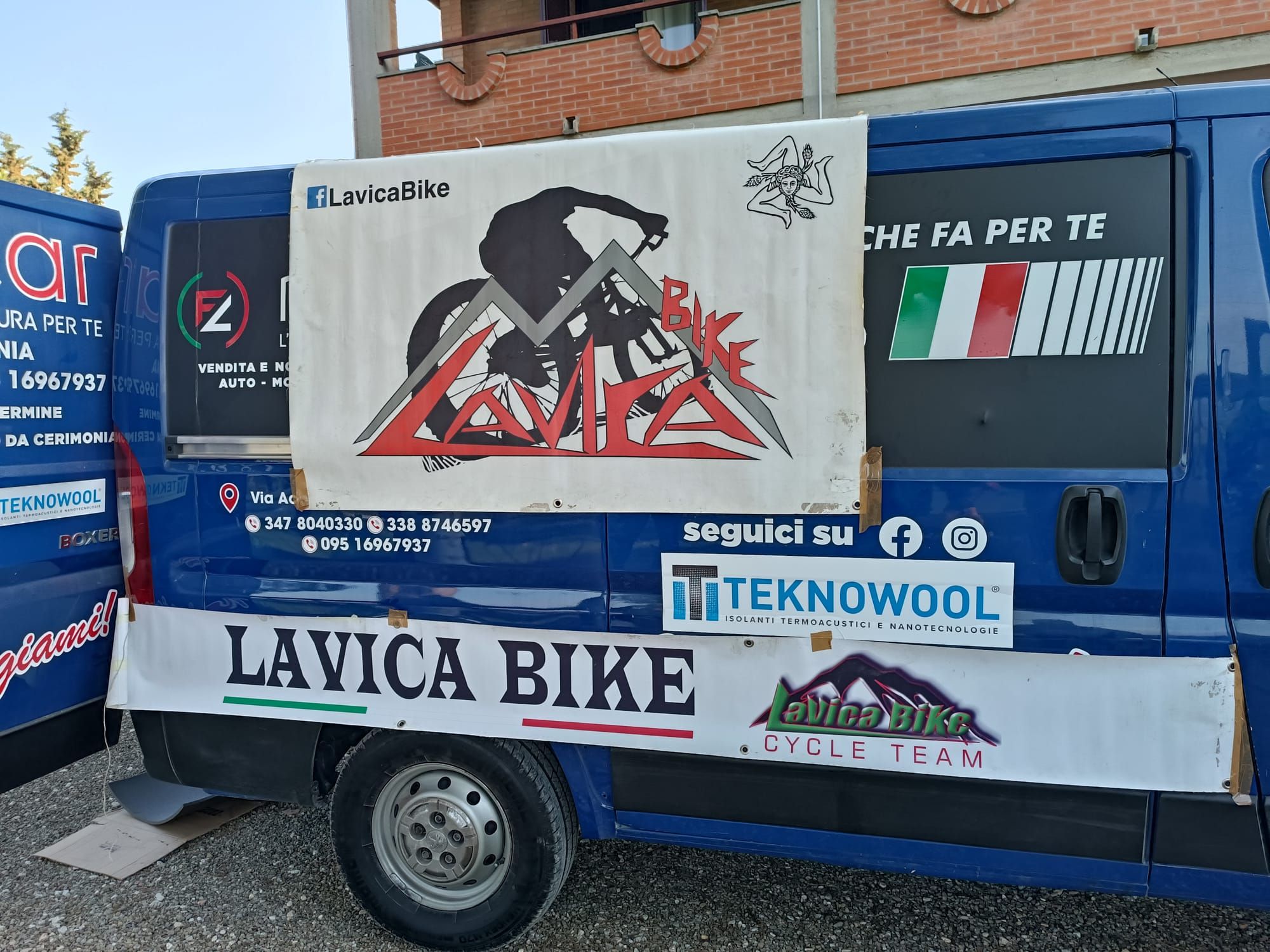 Il furgone della squadra con le bici