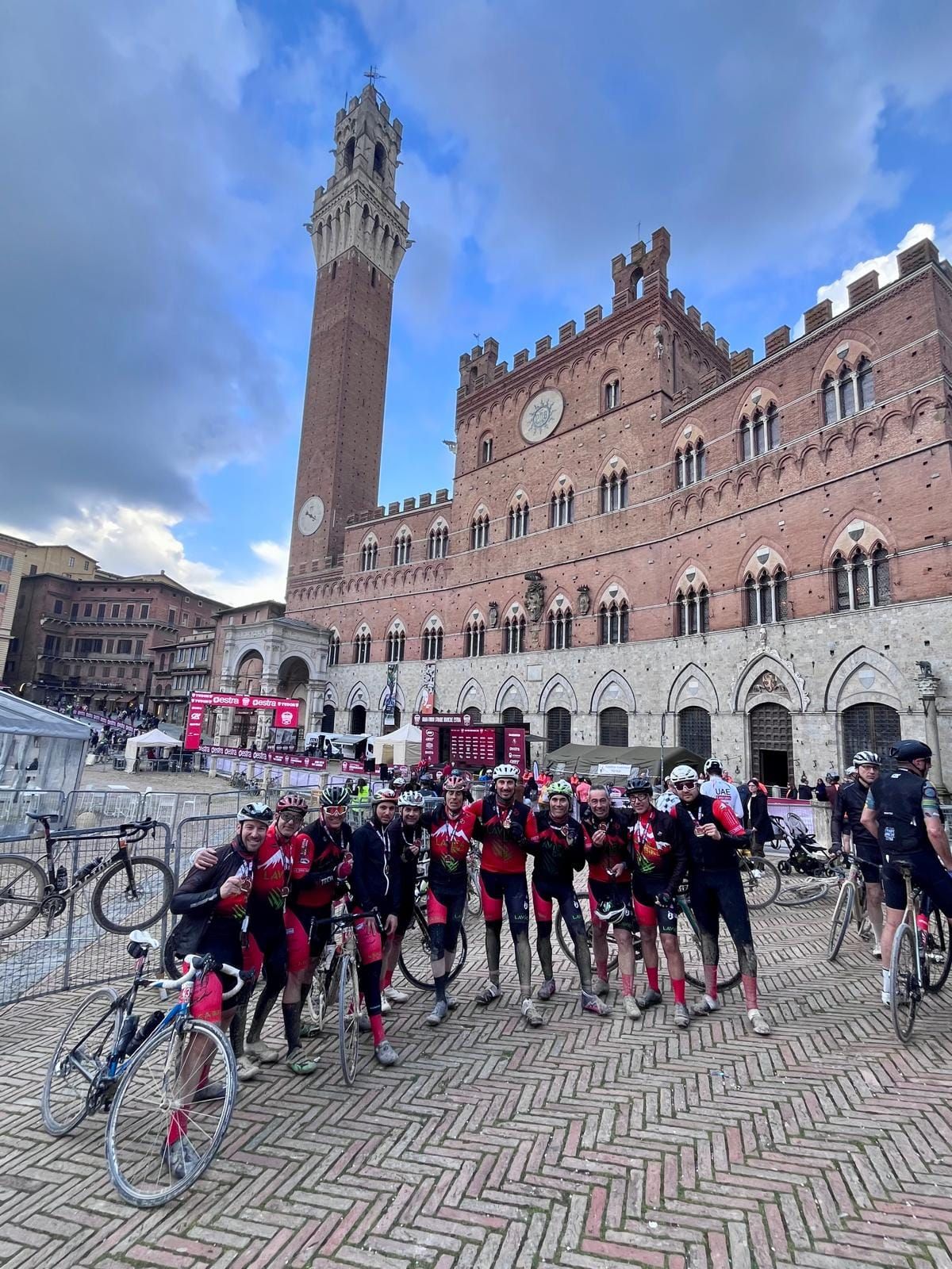 Tutta la squadra in Piazza del Campo, medaglia al collo