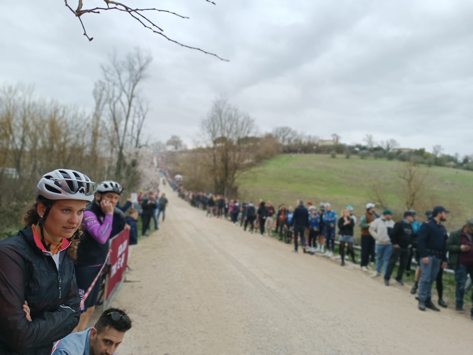 Il pubblico lungo lo sterrato